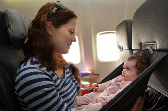 Waardig gastheer Gelijkenis Vliegen met je baby: hoe zorg je voor een aangename reis? – 24Baby.nl