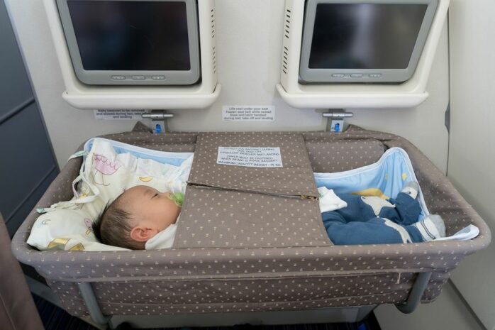 Waardig gastheer Gelijkenis Vliegen met je baby: hoe zorg je voor een aangename reis? – 24Baby.nl