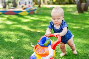 Baby met loopwagen