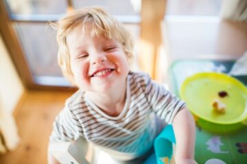 Peutergebit met melktandjes die peuter nog moet wisselen