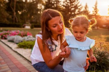 Moeder legt peuterdochter gedragsregels uit en stelt zo grenzen