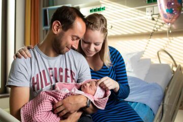 Tim en Nicole met hun pasgeboren dochter Lindy