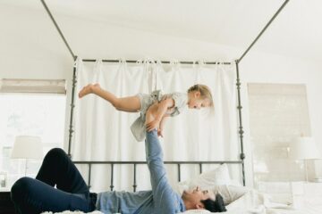 Vader speel peuterspelletjes met kind van 3 jaar