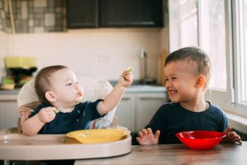 Twee kindjes eten vegetarisch eten