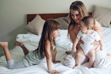 Peutermeisje is jaloers op baby broertje