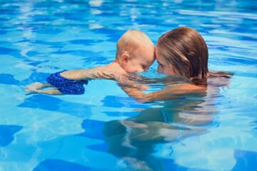 Moeder en peuter bij peuterzwemmen