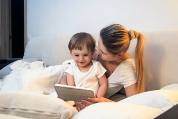 Kindje speelt met moeder op tablet en werken zo samen aan mediawijsheid