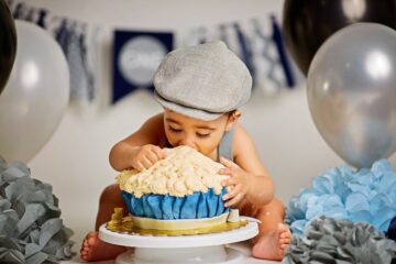 Baby eet een smash cake met zijn vingers