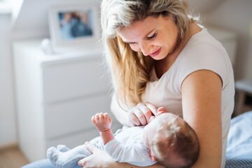 Pasbevallen vrouw met baby is aan het ontzwangeren