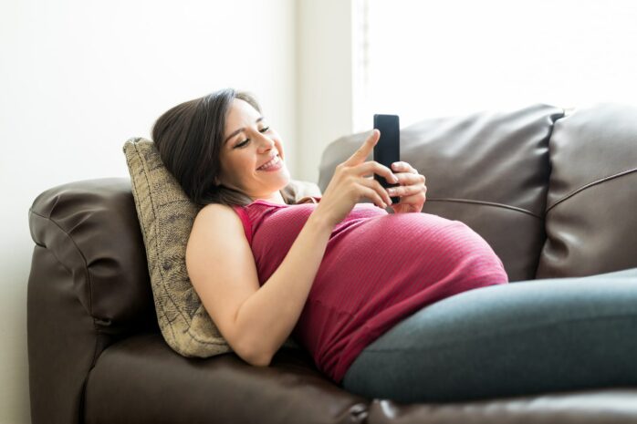 Zwangere vrouw gebruikt app