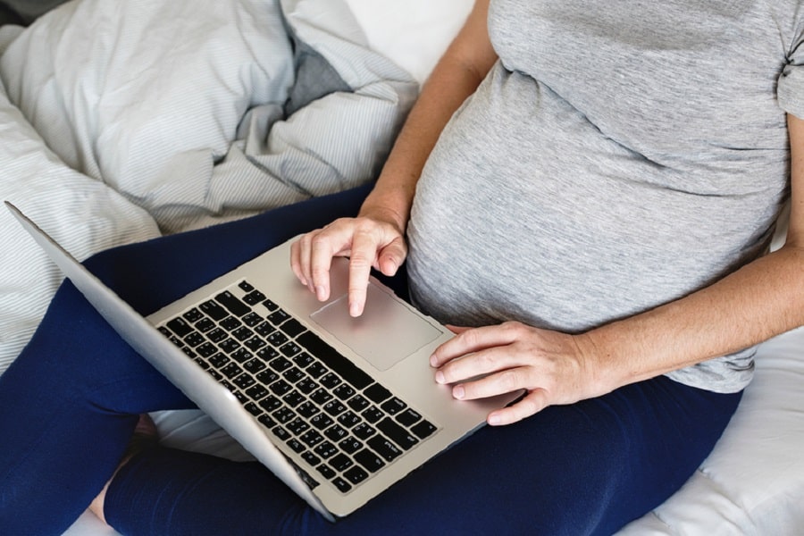 Zwangere vrouw bekijkt de FAQ-pagina van 24Baby