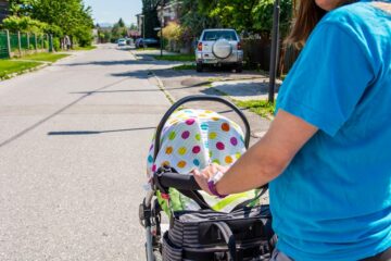 Moeder wandelt met hydrofiele doek over kinderwagen, wat gevaarlijk is