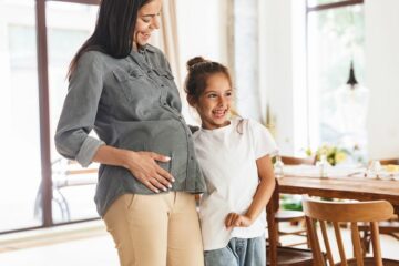 Zwangere vrouw lacht met dochter om bizarre weetjes