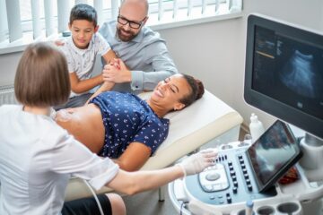 Moeder, vader en broer kunnen hartslag baby horen