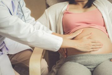 Gyneacoloog voelt aan zwangere buik voor afwijkende hoofdliggingen