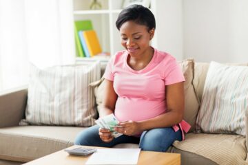 Zwangere vrouw rekent uit waarom een aanvullende verzekering loont