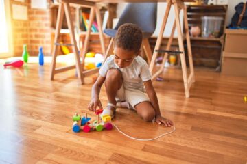 Jongetje van 4 jaar speelt met houten trein