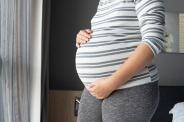 Vrouw is zwanger en maakt zich zorgen om waterpokken