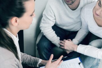 Zwangere vrouw met partner op POP-poli