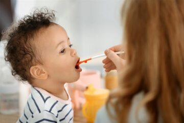 Baby krijgt eten aan de hand van voedingsschema 6 maanden