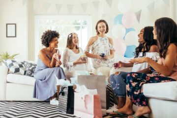 Vriendinnen spelen babyshowerspelletjes en lachen