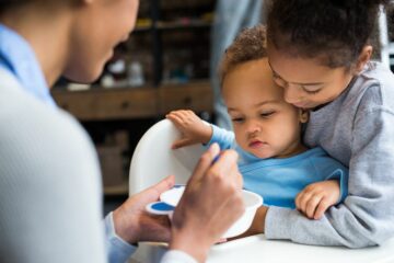 Baby wordt gevoed aan de hand van voedingsschema baby 9 maanden