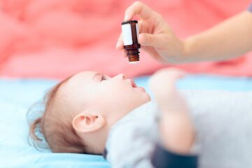 Baby krijgt vitamine D om rachitis te voorkomen