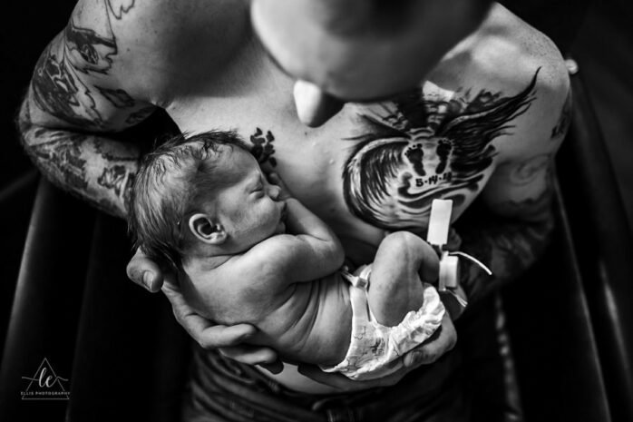 Vader met pasgeboren baby en tatoeage van overleden baby op borst