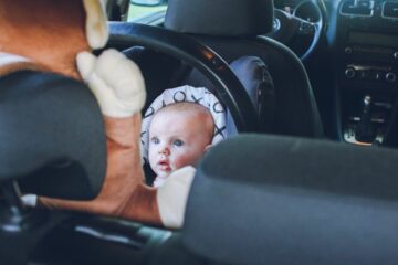 baby in auto op autovakantie
