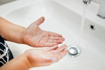 Kindje houdt zich aan extra hygiënemaatregelen tegen het coronavirus door goed zijn handen te wassen