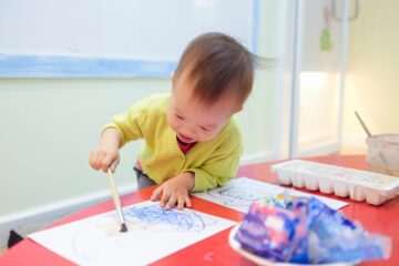 Peuter gaat verveling tegen door te tekenen