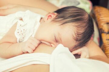 Moeder met coronavirus geeft borstvoeding met voorzorgsmaatregelen