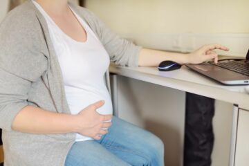 Vrouw is zwanger en aan het werk tijdens corona uitbraak