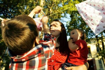 Familie doet aan stroom besparen door was buiten te hangen