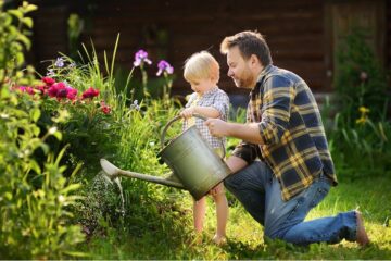 Vader leert kind plantjes water geven voor een duurzame opvoeding