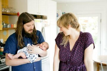 Jonge ouders hebben een duurzame babyuitzet voor hun pasgeboren baby