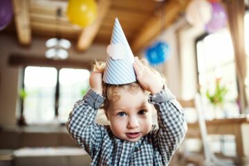 Kind is jarig tijdens corona en heeft feesthoed op