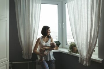 Moeder heeft raambezoek tijdens kraamtijd in corona tijden