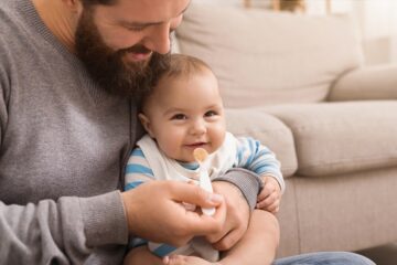 Kindje krijgt eerste hapjes voeding van zijn vader