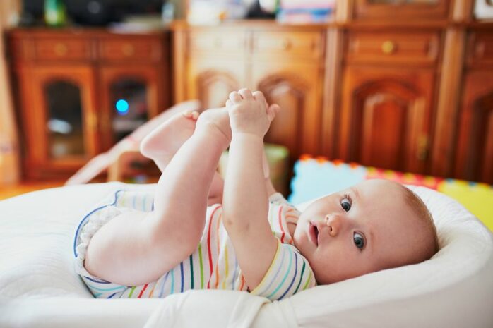 baby draagt leuke babykleding