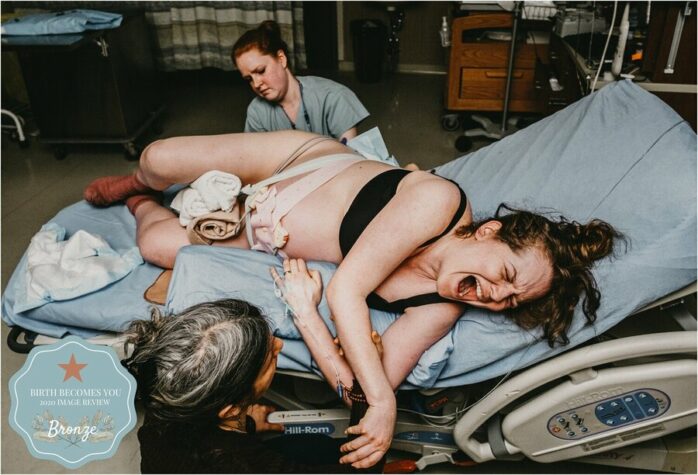 Vrouw schreeuwt het uit tijdens de bevalling