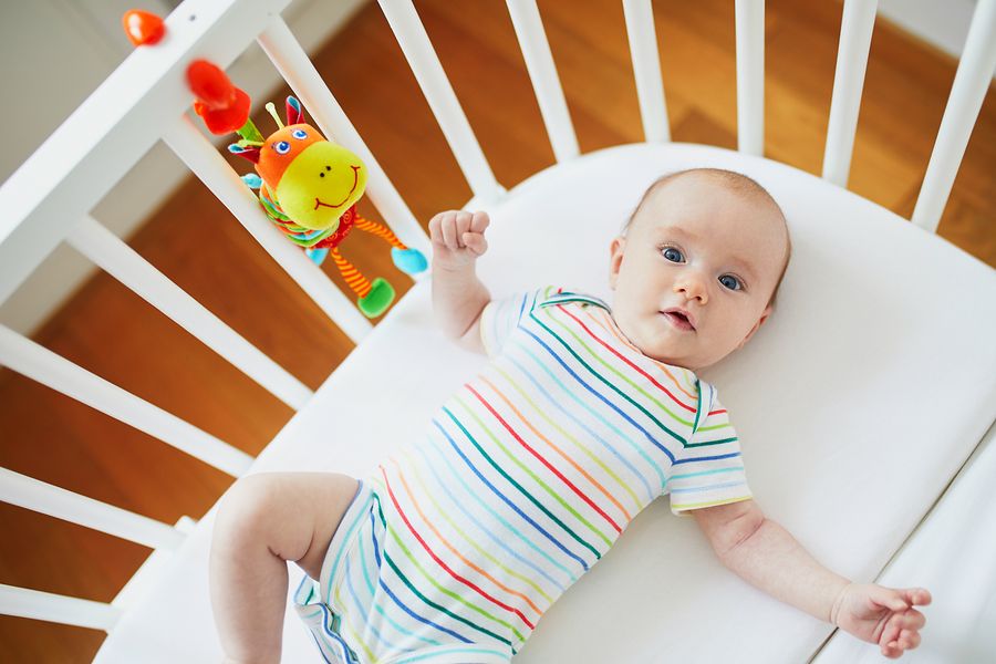 baby ligt in baby waar hij veilig kan slapen