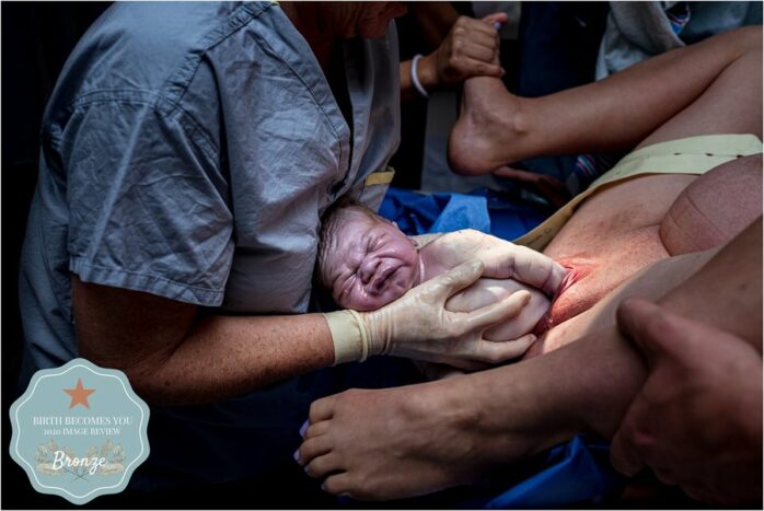 Baby komt uit vagina tijdens de bevalling - Briana Koop