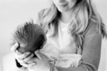 Moeder houdt baby met zwarte haarkleur vast