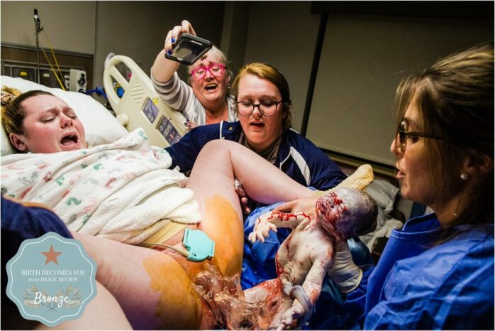 Baby wordt geboren met een plons vruchtwater en de oma filmt het met haar telefoon