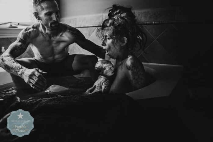 Man ondersteunt zijn pas bevallen vrouw