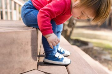 Meisje ging kinderschoenen kopen en is trots op nieuwe schoenen