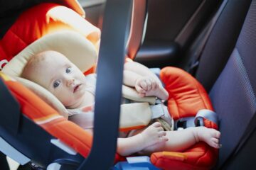 baby in autostoel die online is besteld