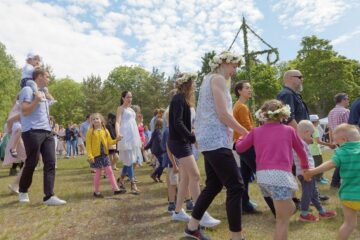 Kinderen en ouders vieren Pinksteren op de Vrije school