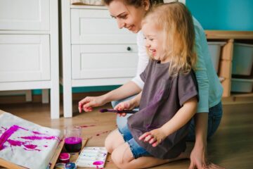 Moeder gaat Vaderdag cadeau knutselen met peuter